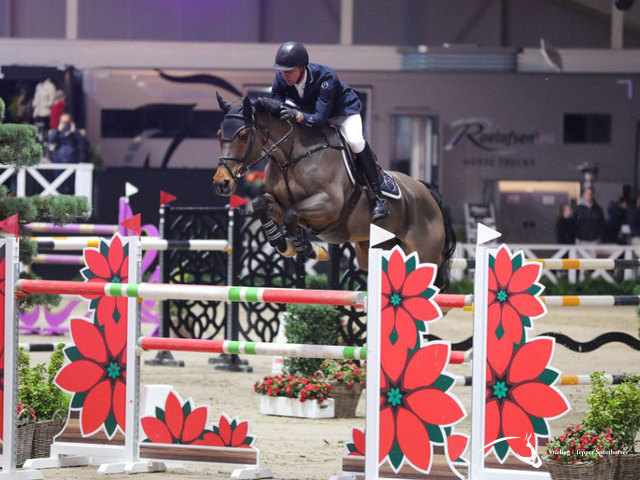 Jur Vrieling won met Cerano (v. Cesano II)  de Roelofsen Horse Trucks Prijs over 1m45 in Kronenberg.